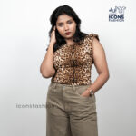 Woman-sleeveless-leopard-print-slim-fit-top-with-round-neckline