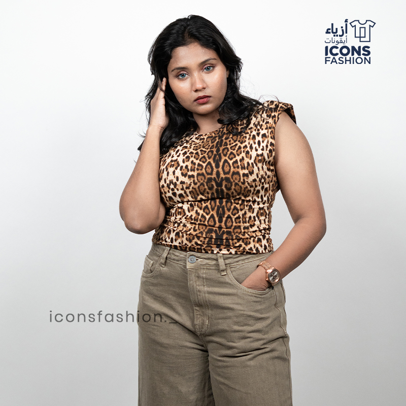 Woman-sleeveless-leopard-print-slim-fit-top-with-round-neckline