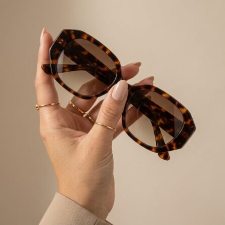 Women's tortoiseshell round sunglass - Image 3
